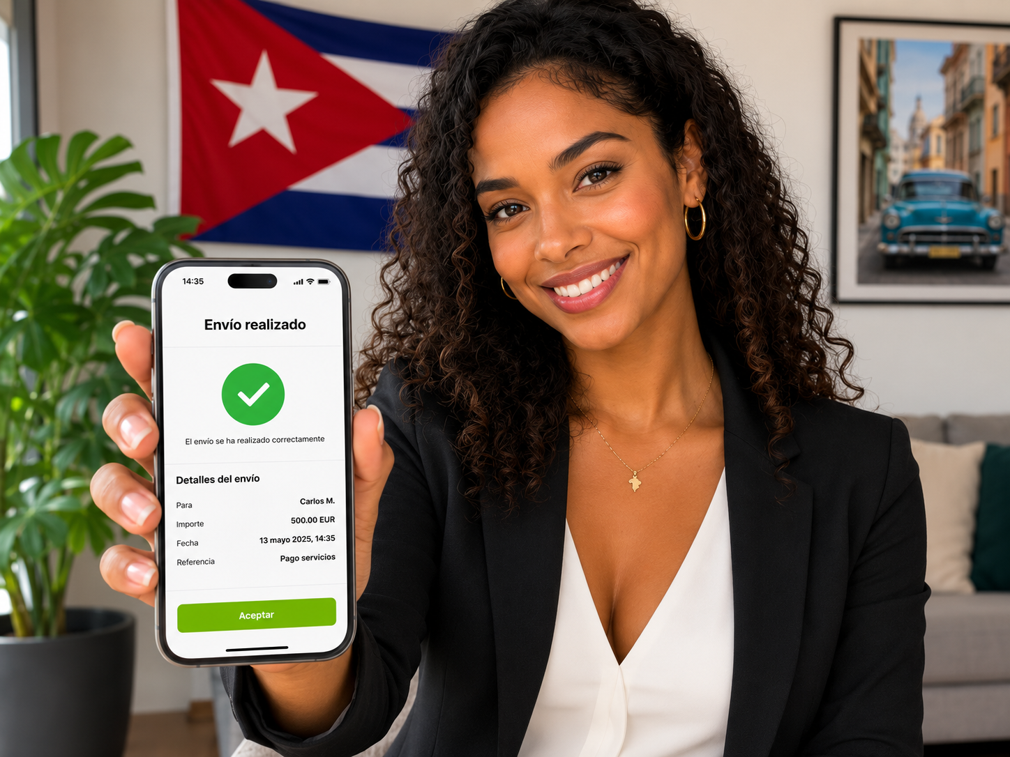 Mujer sonriente confirmando un envío de dinero desde su teléfono